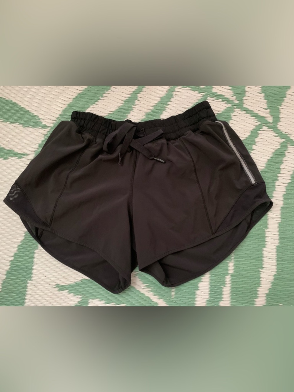 Lululemon shorts size 4
